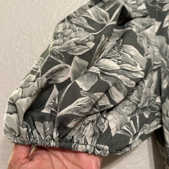 NWT Moon River Floral Gathered Puff Sleeve Dress
Size M more like a Size Small - Picture 8 of 9